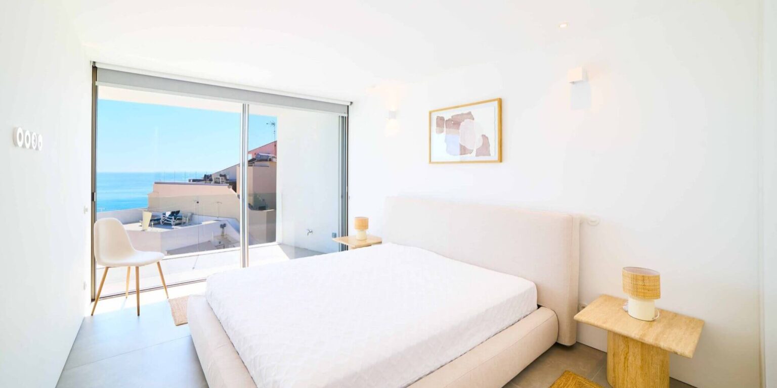 bedroom-white-qms-hosts-1536x768